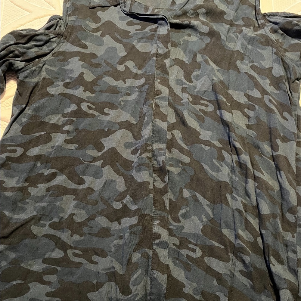 Rock & republic camo cold shoulder top